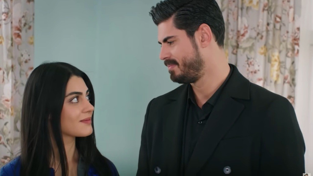 Hancer i Cihan wymieniają porozumiewawcze spojrzenia, a ich twarze rozświetlają promienne uśmiechy.