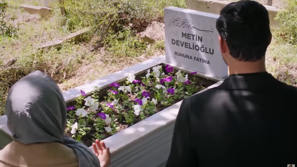 Cihan i Hancer stoją nad grobem Metina.