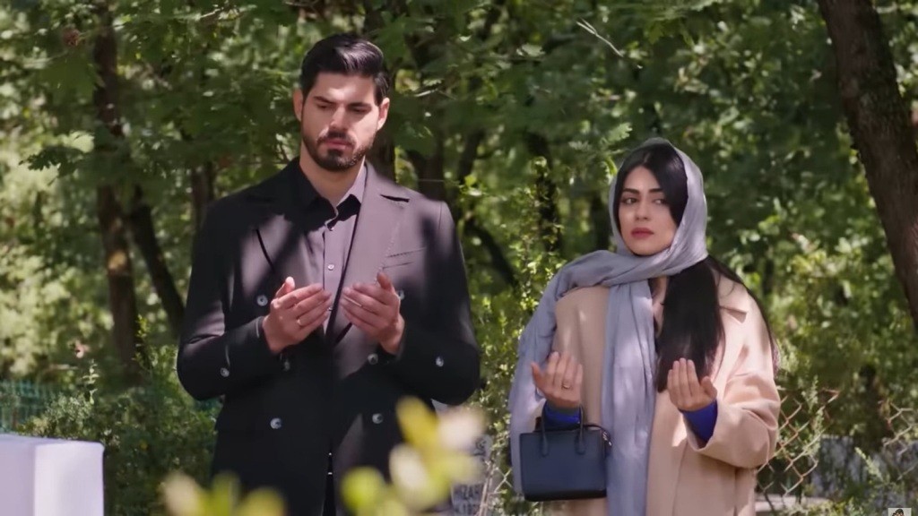 Cihan i Hancer modlą się nad grobem.