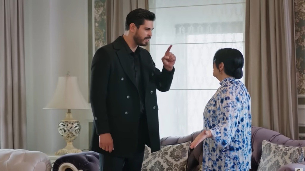 Cihan jest wściekły na matkę.