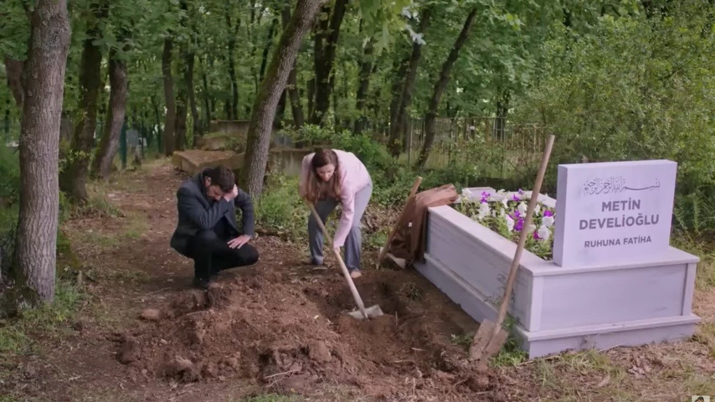 Beyza kopie dół obok grobu brata Cihana.