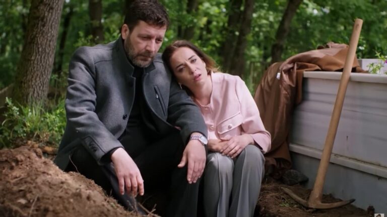 Beyza i Nusret siedzą na krawędzi wykopanego dołu. Dziewczyna opiera głowę na ramieniu ojca. Sprawia wrażenie wyczerpanej.