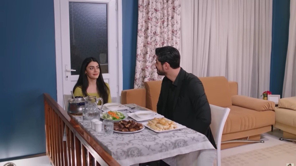 Hancer i Cihan jedzą kolację w starym domu.