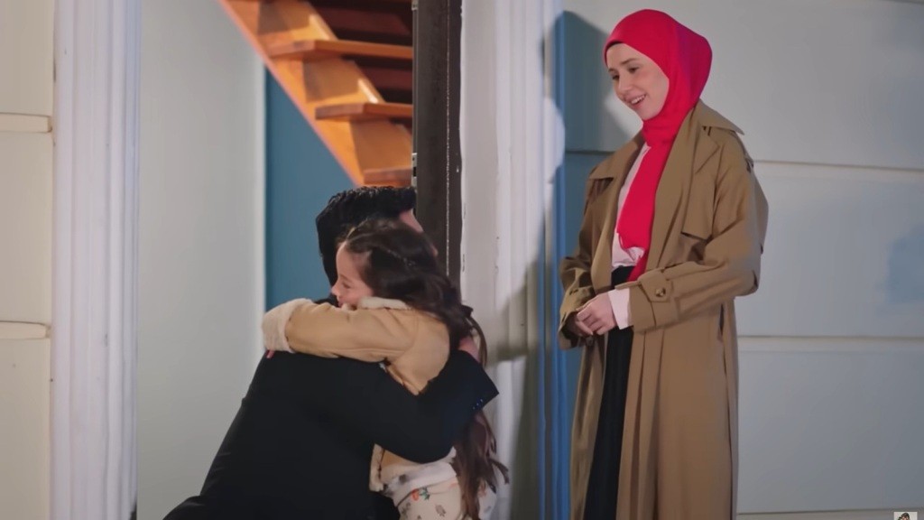 Mine rzuca się Cihanowi w objęcia. Obok stoi Sinem.