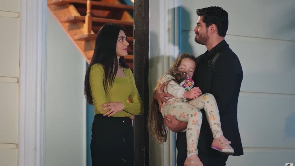 Cihan trzyma Mine na rękach. Przed nim stoi Hancer.