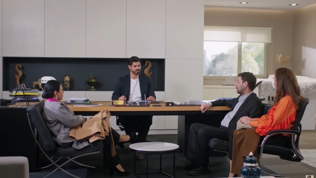 Mukadder, Nusret i Beyza siedzą przy biurku Cihana.