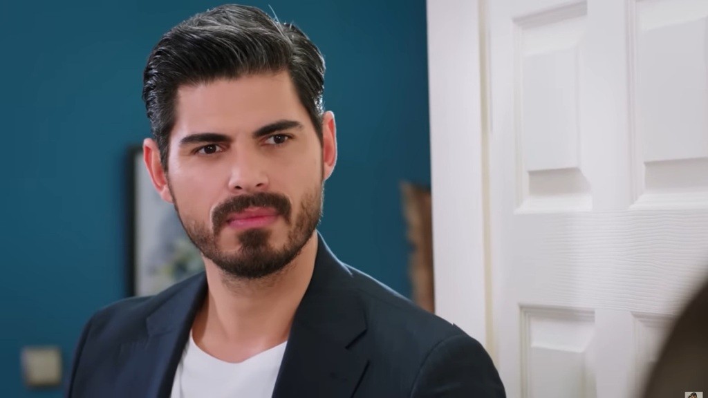 Cihan zatrzymuje się w drzwiach sypialni w starym domu.