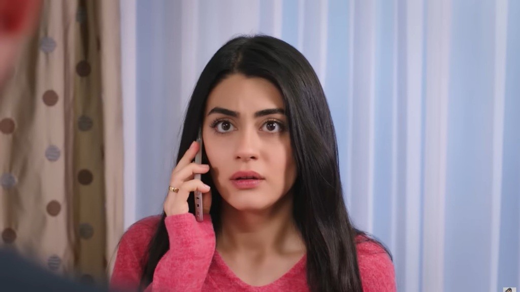 Hancer rozmawia przez telefon. Sprawia wrażenie przestraszonej i zdezorientowanej.