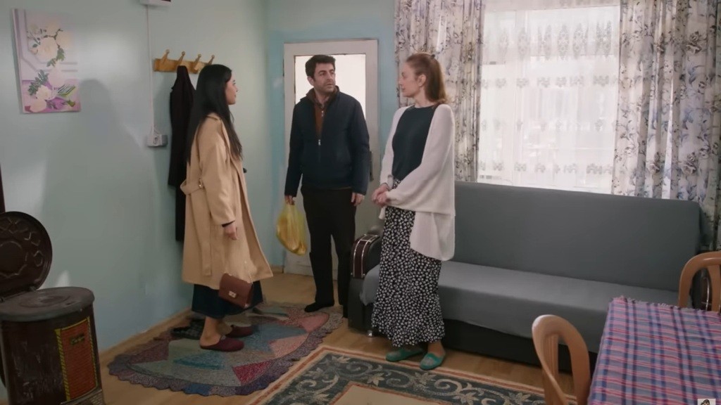 Cemil wraca z zakupów. W ręku trzyma reklamówkę z dwoma bochenkami chleba. Obok niego stoją Hancer i Derya.