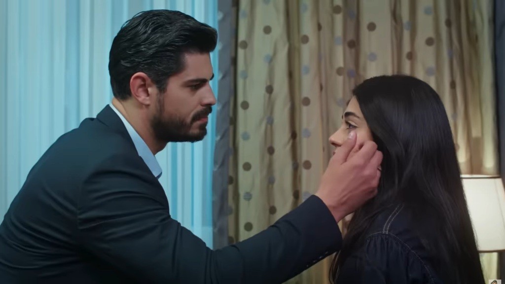 Cihan dotyka policzka Hancer.