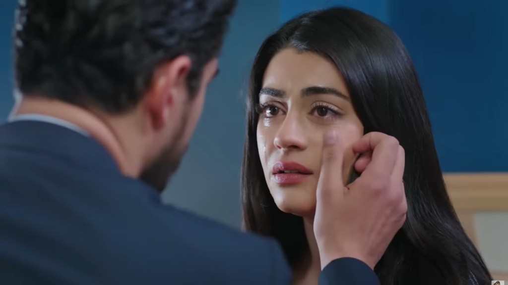 Cihan ociera łzę z policzka Hancer, siedząc naprzeciwko niej.