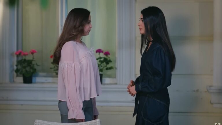 Beyza i Hancer rozmawiają przed starym domem.