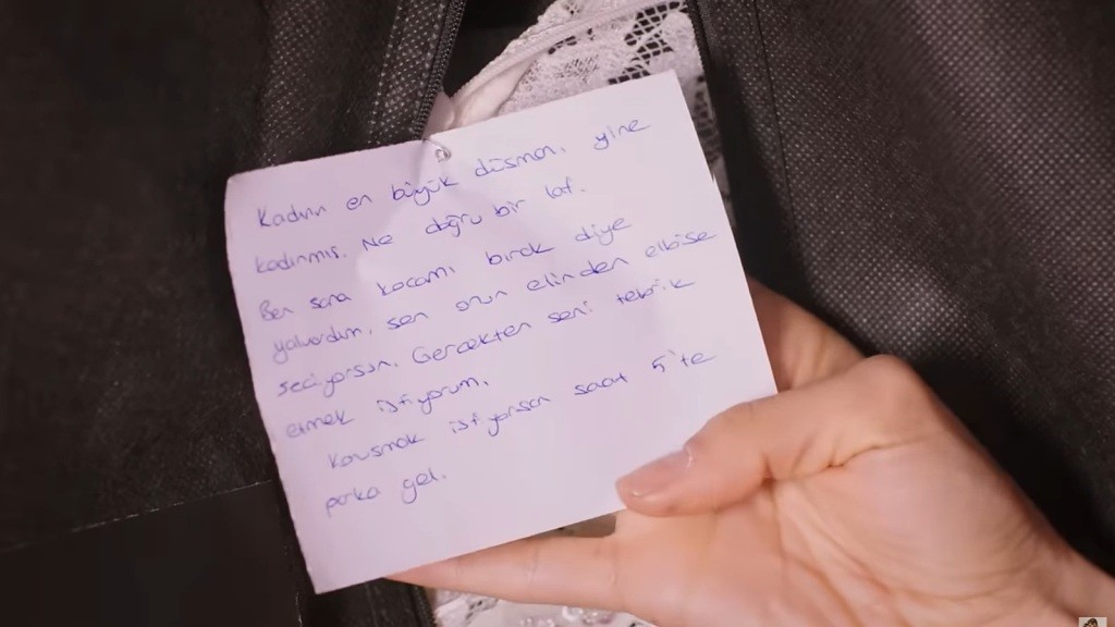 Wiadomość, którą Hancer znalazła w pokrowcu.