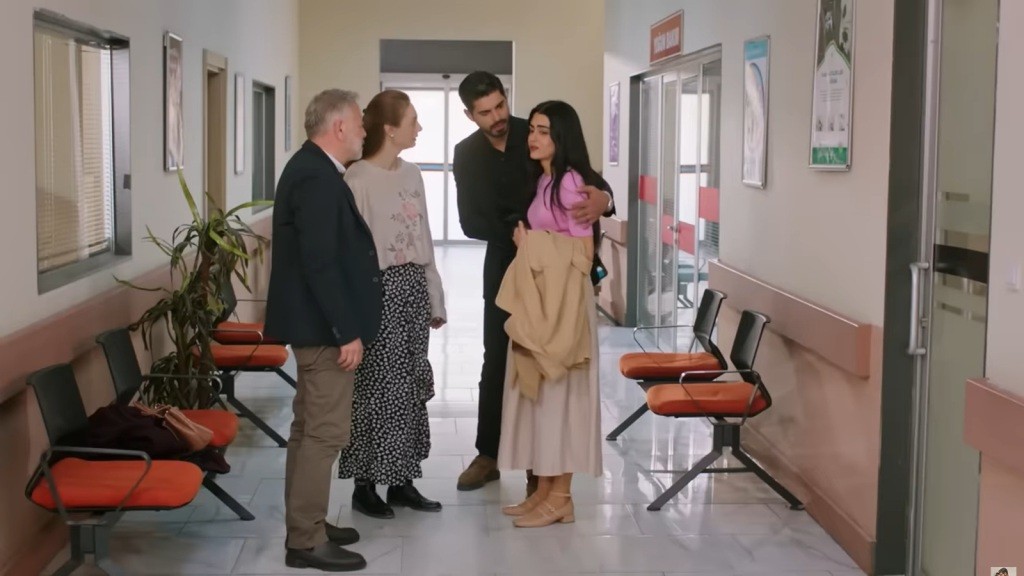 Szpitalny korytarz. Cihan obejmuje ramiona Hancer. Obok nich stoją Ertugrul i Derya.