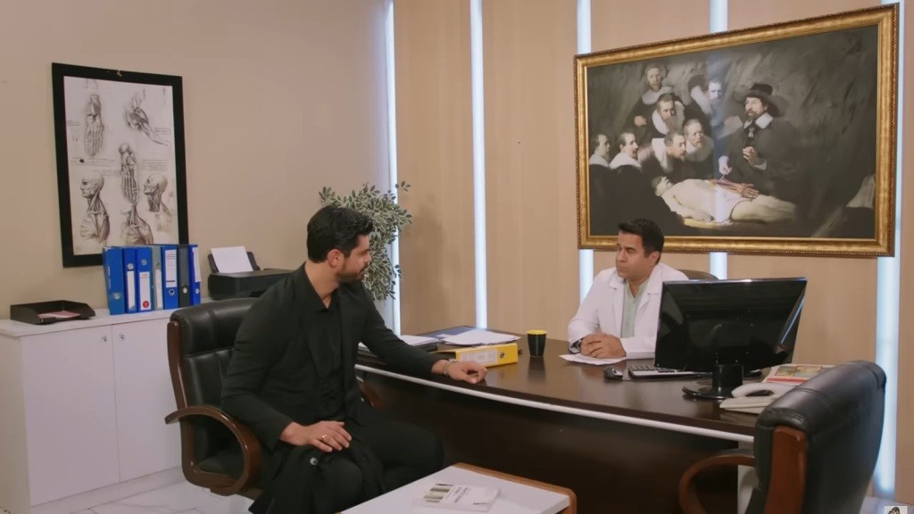 Cihan rozmawia z doktorem w jego gabinecie.