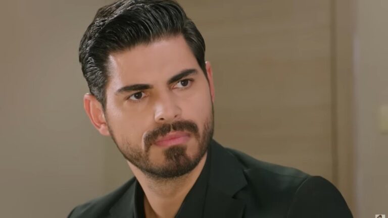 Zbliżenie na poważną twarz Cihana.