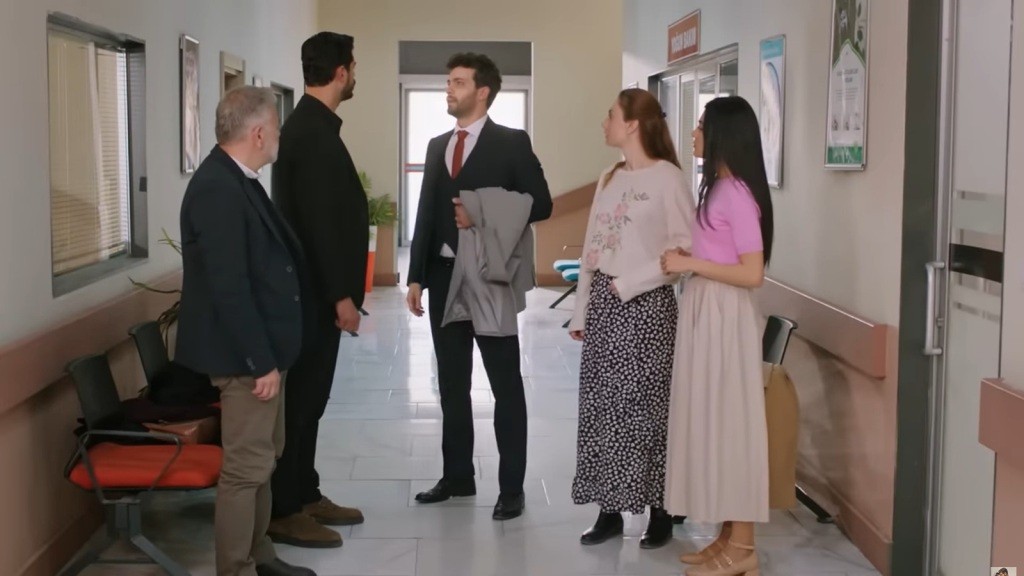 Engin przybywa do szpitala. Wokół niego zbierają się Ertugrul, Cihan, Derya i Hancer.