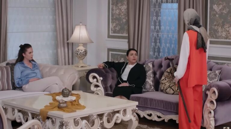 Sinem stoi przed Mukadder, trzymając w ręku jej laskę.