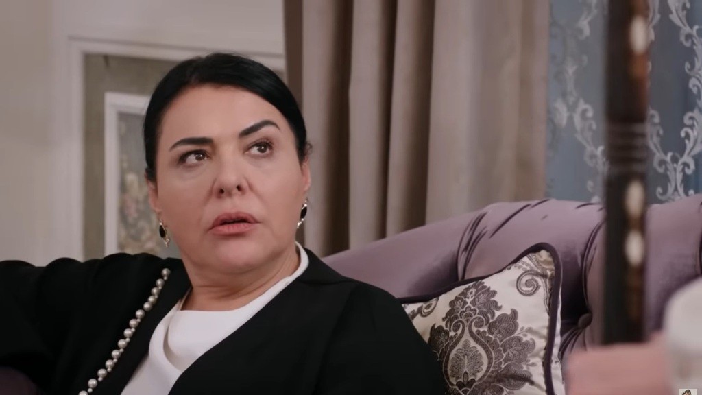 Mukadder patrzy z obawą na laskę.