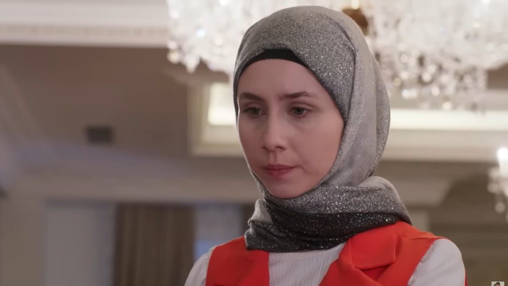 Zbliżenie na twarz Sinem, emanującą siłą i stanowczością.