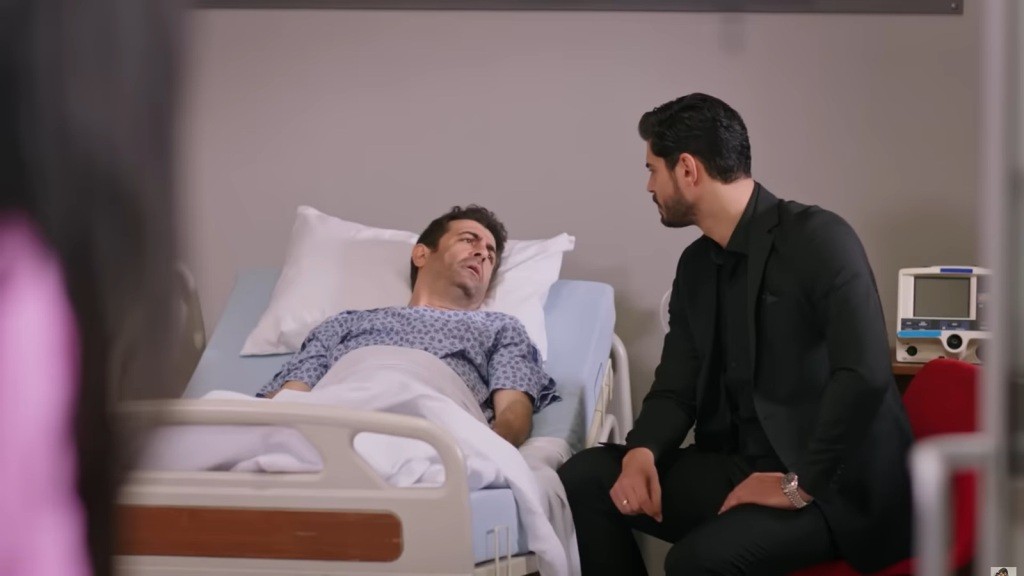 Cihan siedzi przy łóżku szpitalnym Cemila.