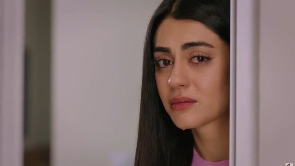 Hancer ze łzami w oczach obserwuje rozmowę Cihana i Cemila.