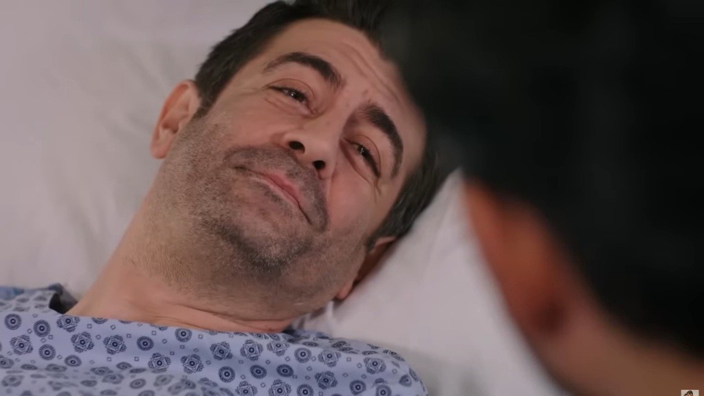 Cemil uśmiecha się, patrząc na Cihana.