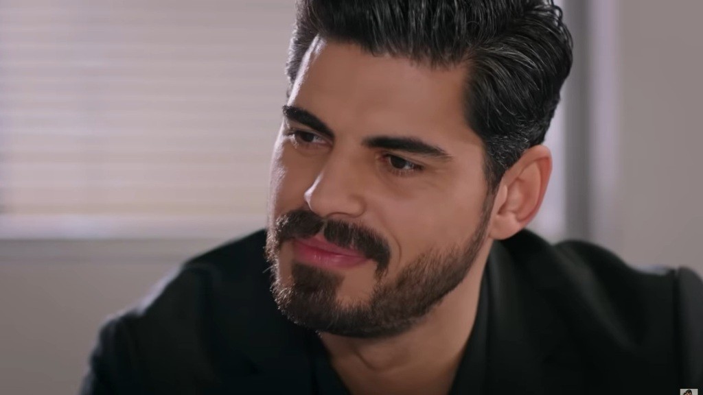 Zbliżenie na uśmiechniętą twarz Cihana.