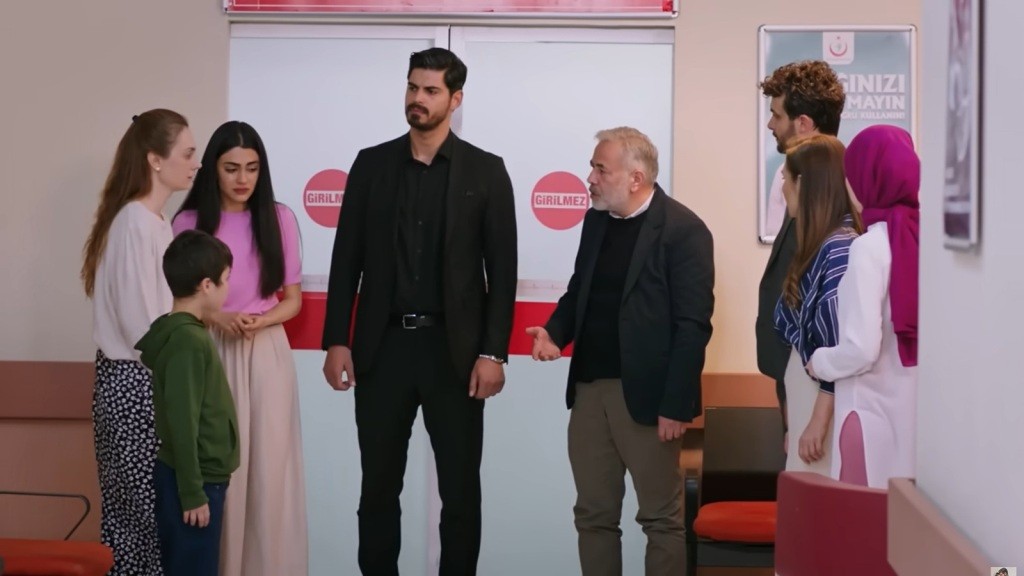 Bliscy Cemila czekają przed salą operacyjną na wieści o jego stanie.