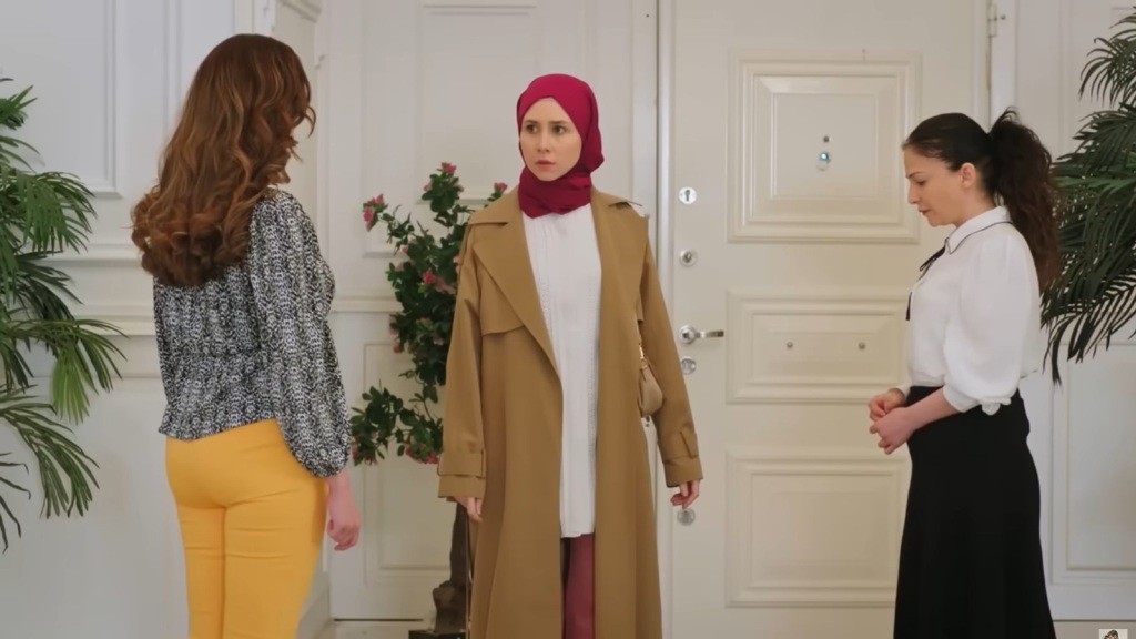 Sinem patrzy na stojącą naprzeciwko Beyzę. Obok stoi Gulsum, trzymając głowę opuszczoną.