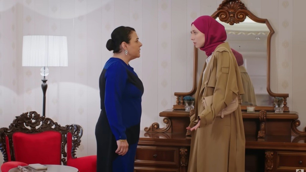 Mukadder i Sinem stoją twarzą w twarz.