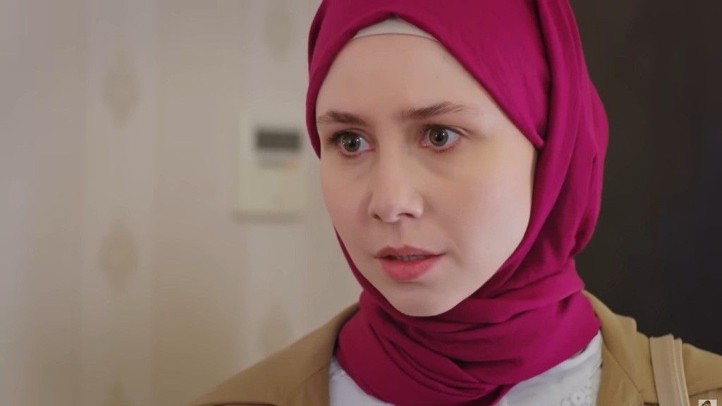 Zbliżenie na twarz poruszonej Sinem.