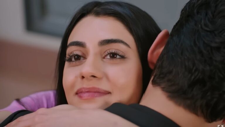 Hancer przytula się do Cihana. Jest szczęśliwa.