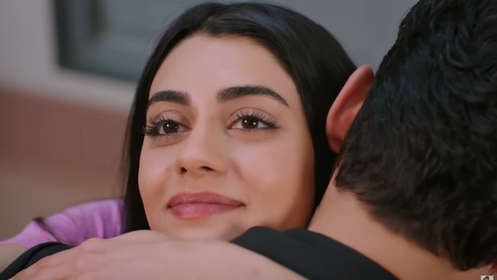 Hancer przytula się do Cihana. Jest szczęśliwa.