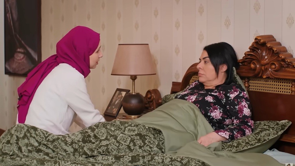 Sinem siedzi przy leżącej na łóżku Mukadder.