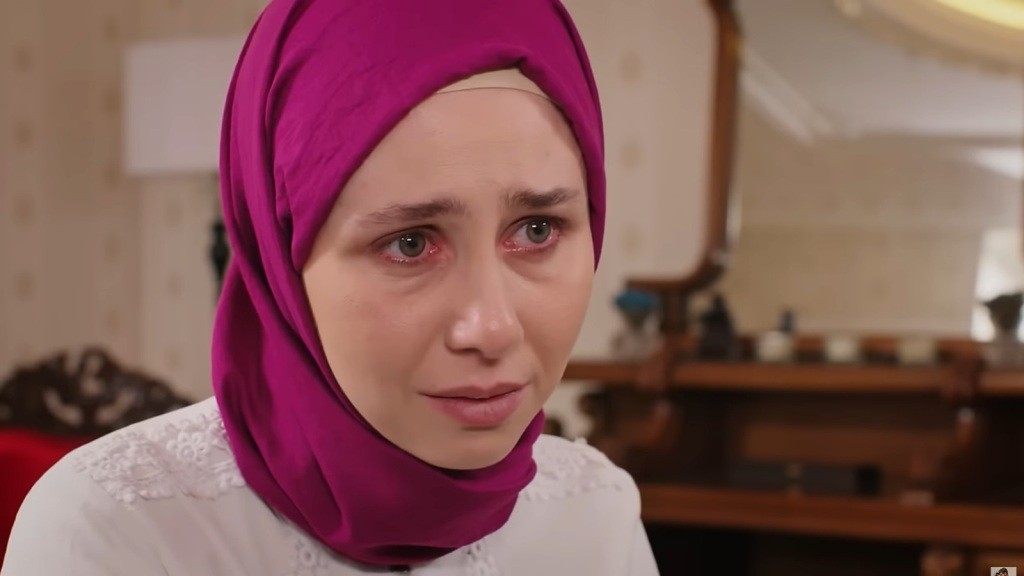 Oczy Sinem są czerwone od łez.