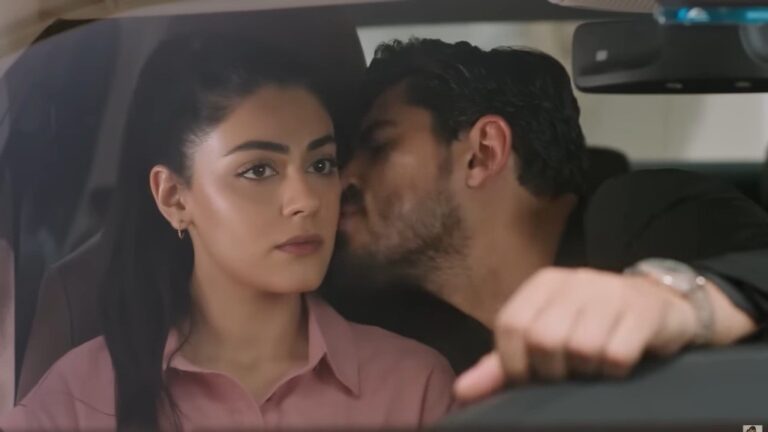 Cihan całuje Hancer w policzek.