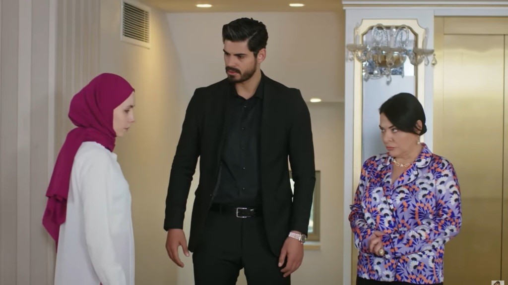 Cihan patrzy z troską na Sinem, która stoi przed nim ze spuszczoną głową. Obok stoi Mukadder, która wbija w Sinem ostre spojrzenie.