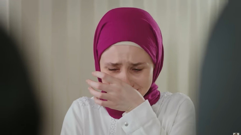 Zapłakana Sinem ociera nos.