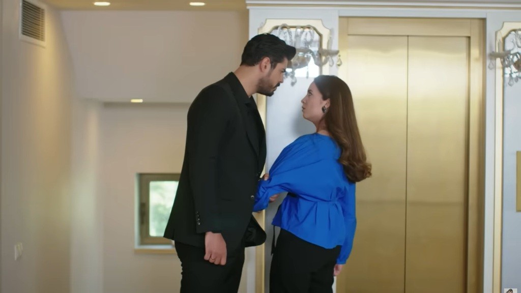 Cihan silnie ściska ramię Beyzy.