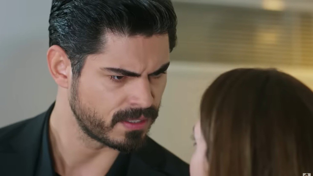 Cihan patrzy gniewnie w twarz Beyzy.