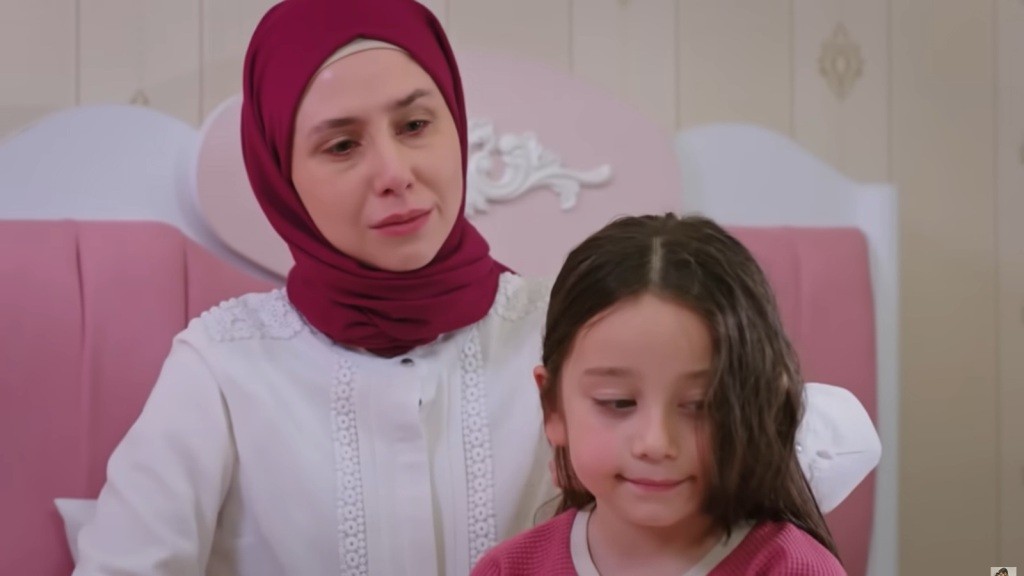 Sinem czesze włosy Mine.