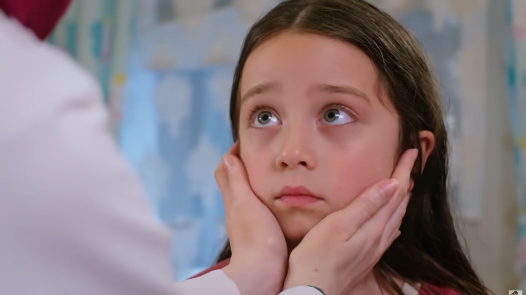 Sinem obejmuje dłońmi policzki Mine.