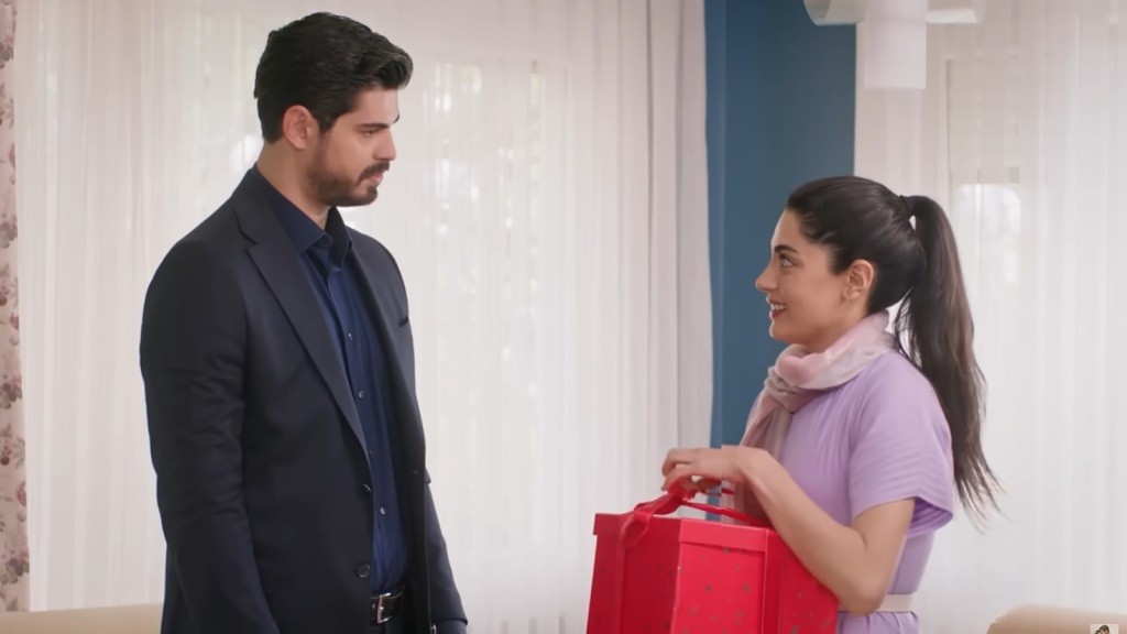 Hancer rozpakowuje prezent od Cihana.