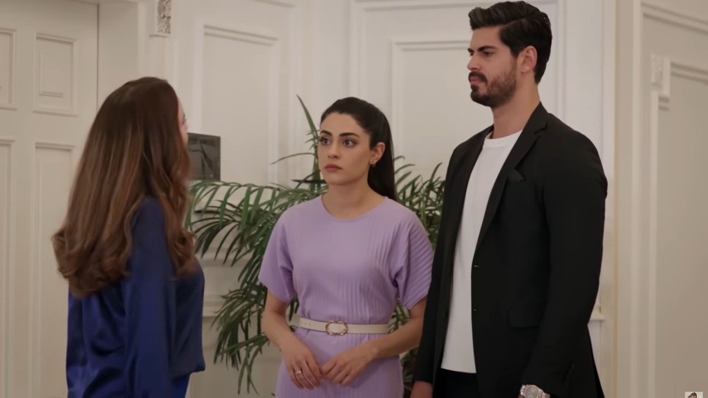 Beyza zatrzymuje Cihana i Hancer w holu.