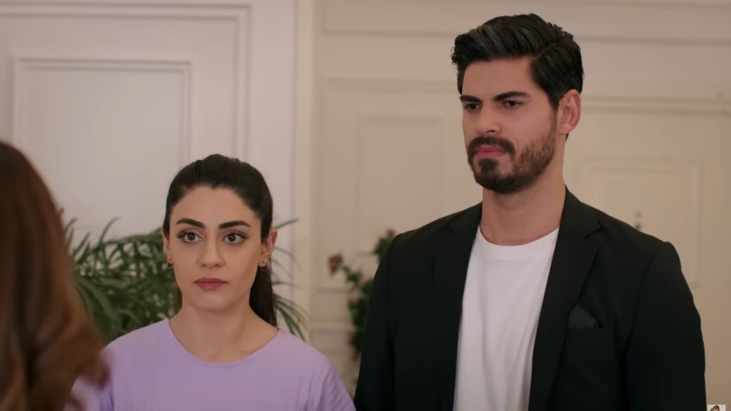 Hancer i Cihan stoją przed Beyzą.