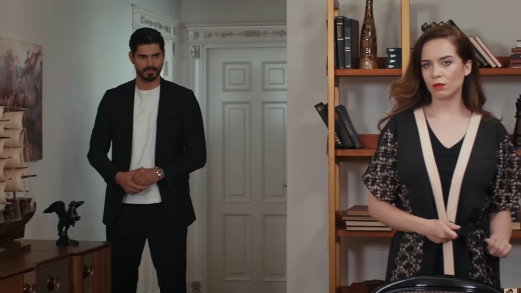 Cihan wchodzi do swojego gabinetu. Zastaje tu Beyzę w koszuli nocnej.