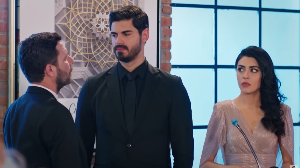 Nusret konfrontuje się z Cihanem. Hancer patrzy na nich z niepokojem.