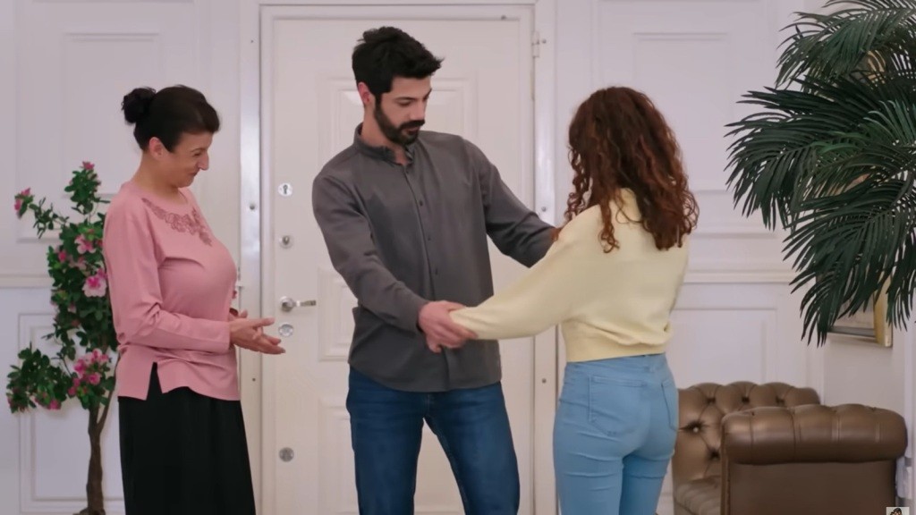 Melih trzyma Aysu za ręce. Obok stoi Fadime.