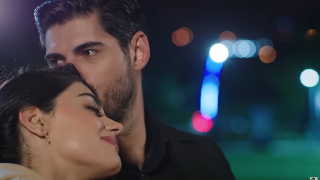 Cihan całuje Hancer w głowę.